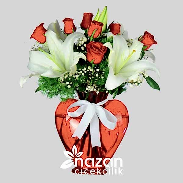 Nazan Cicekcilik Kırmızı Kalp Vazoda Kırmızı Güller Beyaz Lilyumlar 1