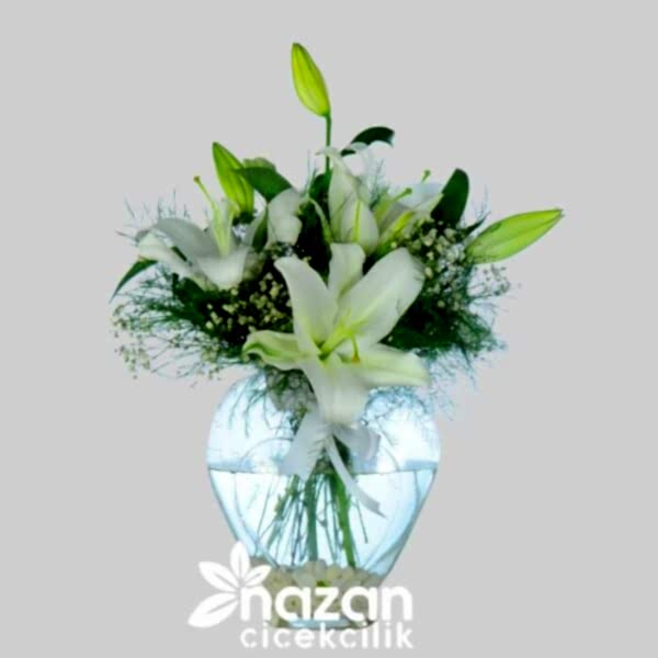 Nazan Cicekcilik şeffaf Kalp Vazoda Beyaz Lilyumlar 1