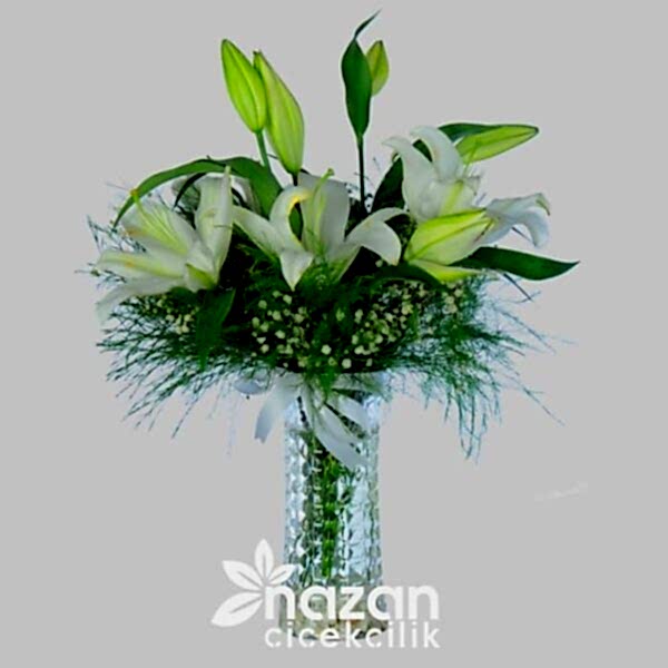 Nazan Cicekcilik Şeffaf Silindir Vazoda Beyaz Lilyumlar 1