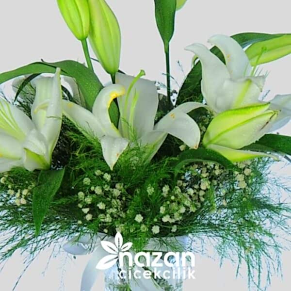 Nazan Cicekcilik Şeffaf Silindir Vazoda Beyaz Lilyumlar 2