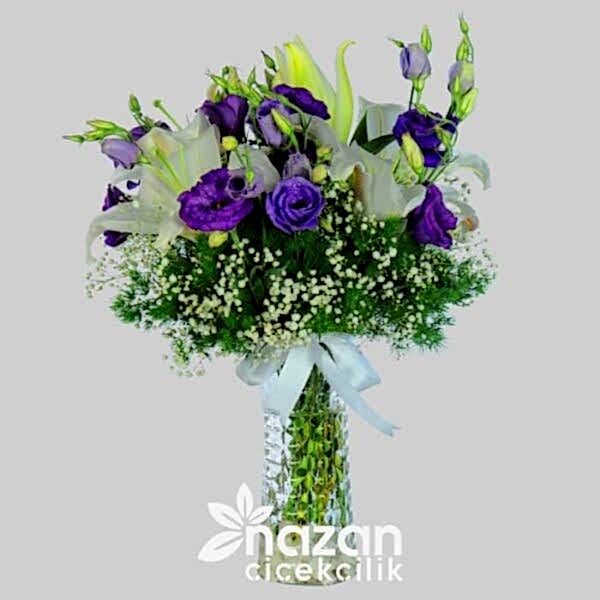 Nazan Cicekcilik Seffaf Silindir Vazoda Mor Lisyantuslar Beyaz Lilyumlar 1