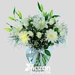 nazan-cicekcilik-seffaf-kalp-vazoda-beyaz-guller-ve-lilyumlar-1