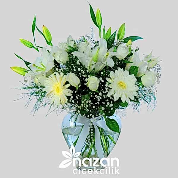 nazan-cicekcilik-seffaf-kalp-vazoda-beyaz-guller-ve-lilyumlar-1
