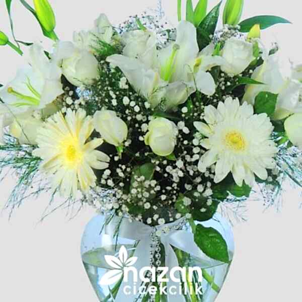 nazan-cicekcilik-seffaf-kalp-vazoda-beyaz-guller-ve-lilyumlar-2