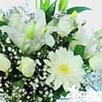 nazan-cicekcilik-seffaf-kalp-vazoda-beyaz-guller-ve-lilyumlar-3