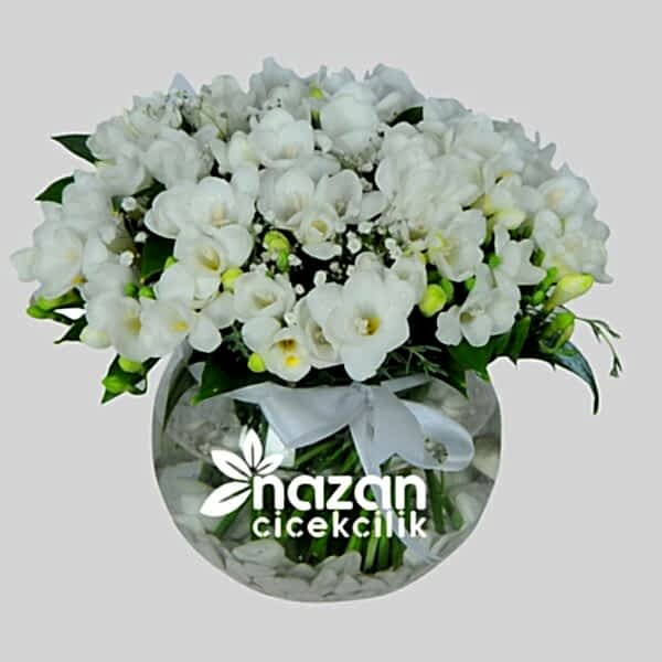 nazan-cicekcilik-cam-fanusta-beyaz-frezyalar-1