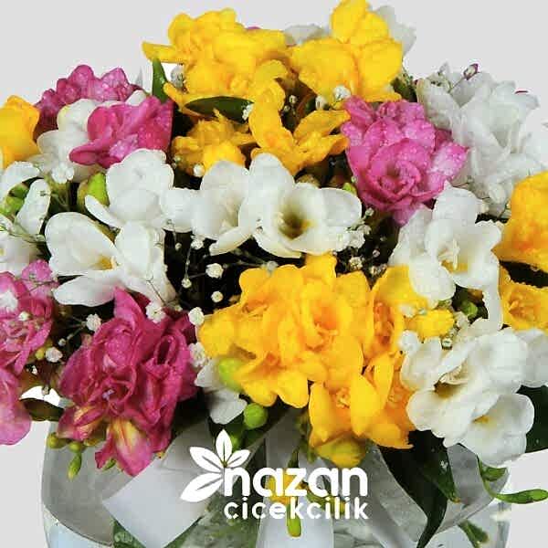 nazan-cicekcilik-cam-fanusta-karisik-frezyalar-2