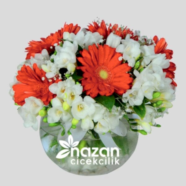 nazan-cicekcilik-cam-fanusta-kirmizi-beyaz-kir-cicekleri-1